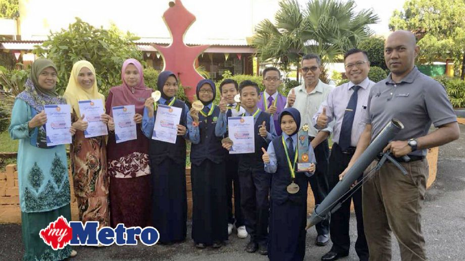 PASUKAN rekacipta Sekolah Kebangsaan Dato' Wan Kemara menunjukkan pingat dan sijil serta Bazooka Plant yang memenangi Pertandingan Pencipta Muda Kedah 2017. FOTO Mohd Sharumnisham Shahbudin