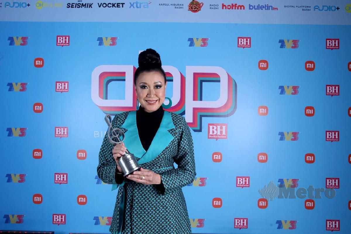 DJ Lin memenangi Penyampai Radio Popular pada malam kemuncak ABPBH ke-34 disiarkan secara langsung oleh TV3 dari Dewan Merdeka, Pusat Dagangan Dunia Kuala Lumpur (WTC KL). FOTO AZIAH AZMEE