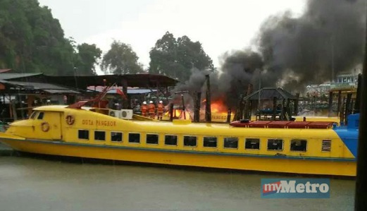 KEADAAN feri penumpang yang terbakar di Jeti Pulau Pangkor. FOTO ihsan Bomba