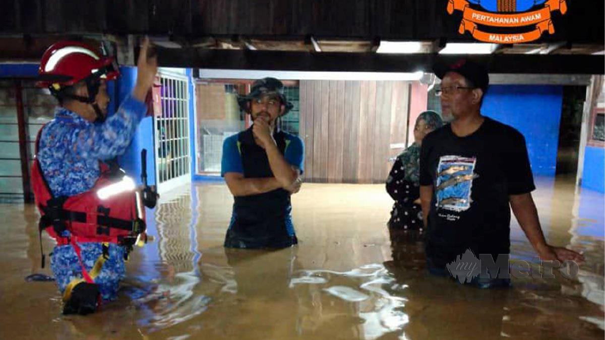 Anggota APM membuat tinjauan di Kampung Ulu Kenderong, Gerik yang dilanda banjir malam tadi. FOTO IHSAN APM