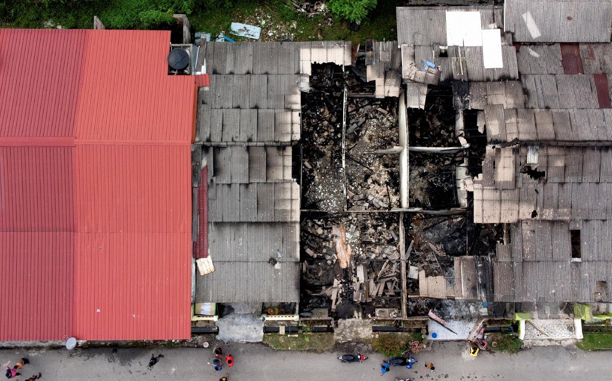 Keadaan beberapa rumah musnah teruk akibat kebakaran di Rumah Rakyat Mantin, hari ini. FOTO BERNAMA