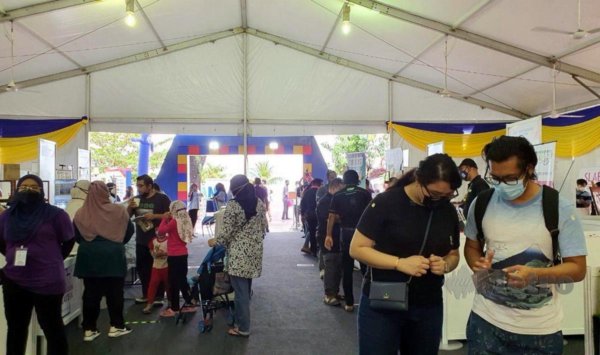 LSebahagian orang ramai mengunjungi gerai pameran pada Karnival Beli Barangan Malaysia (KBBM) Peringkat Kebangsaan 2021 di Dataran Chenang, Langkawi. FOTO HAMZAH OSMAN
