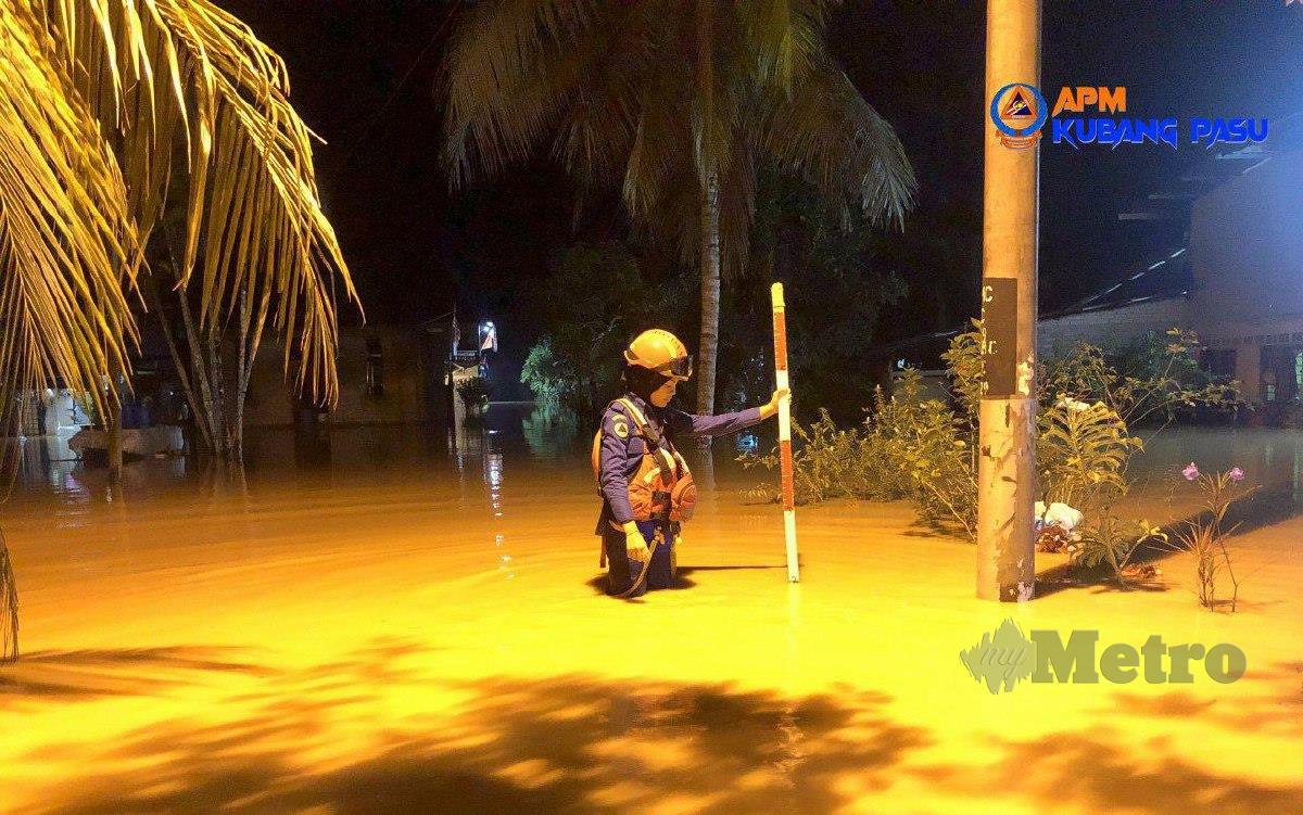 Anggota APM Kubang Pasu melakukan pemantauan di kawasan yang dinaiki air akibat hujan lebat melebihi tiga jam sejak semalam. FOTO IHSAN APM