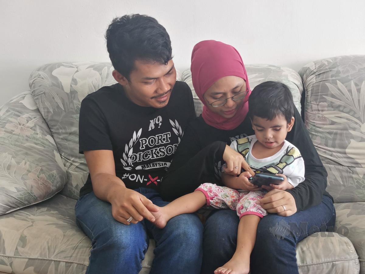 Pasangan suami isteri, Nur Natasya Rasid, 24, dan Muhammad Iqmal Ramli, 24, bersama anak istimewa mereka, Nur Mardhiah Shahadah, 3, ketika ditemui di kediaman mereka di Meru Raya. FOTO BALQIS JAZIMAH ZAHARI