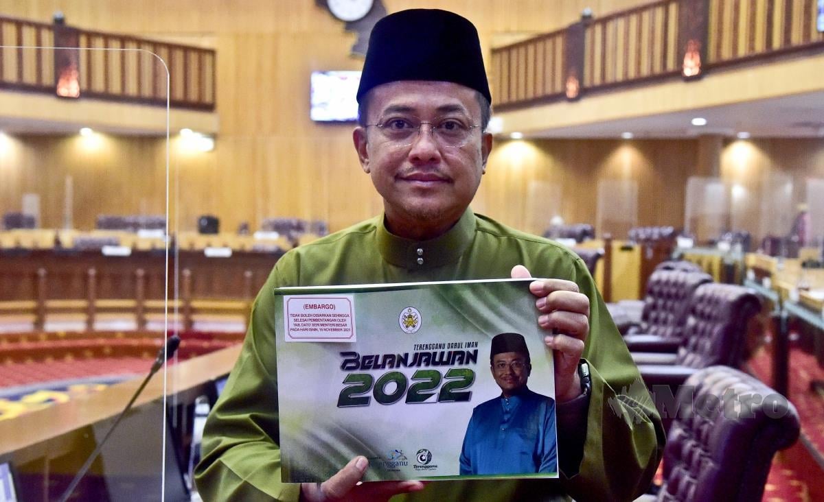 Datuk Seri Dr Ahmad Samsuri Mokhtar menunjukkan belanjawan 2022 pada Mesyuarat Kedua Penggal Keempat, Persidangan Dewan Undangan Negeri ke-14 di Wisma Darul Iman hari ini.  FOTO GHAZALI KORI