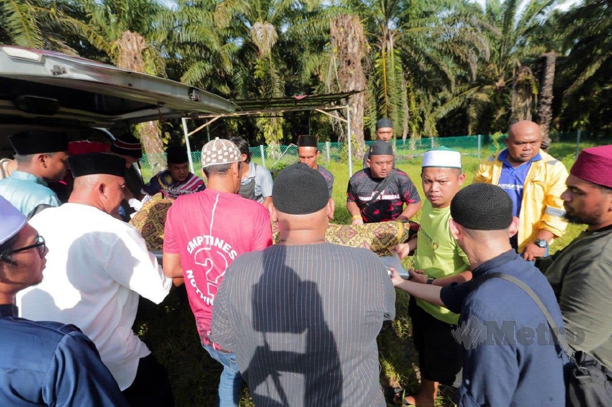 Jenazah  Shuhaimi Saad, 43, selamat dikebumikan di Tanah Perkuburan Islam Kampung Felcra Sg Ara, Kota Tinggi, Johor. FOTO NUR AISYAH MAZALAN