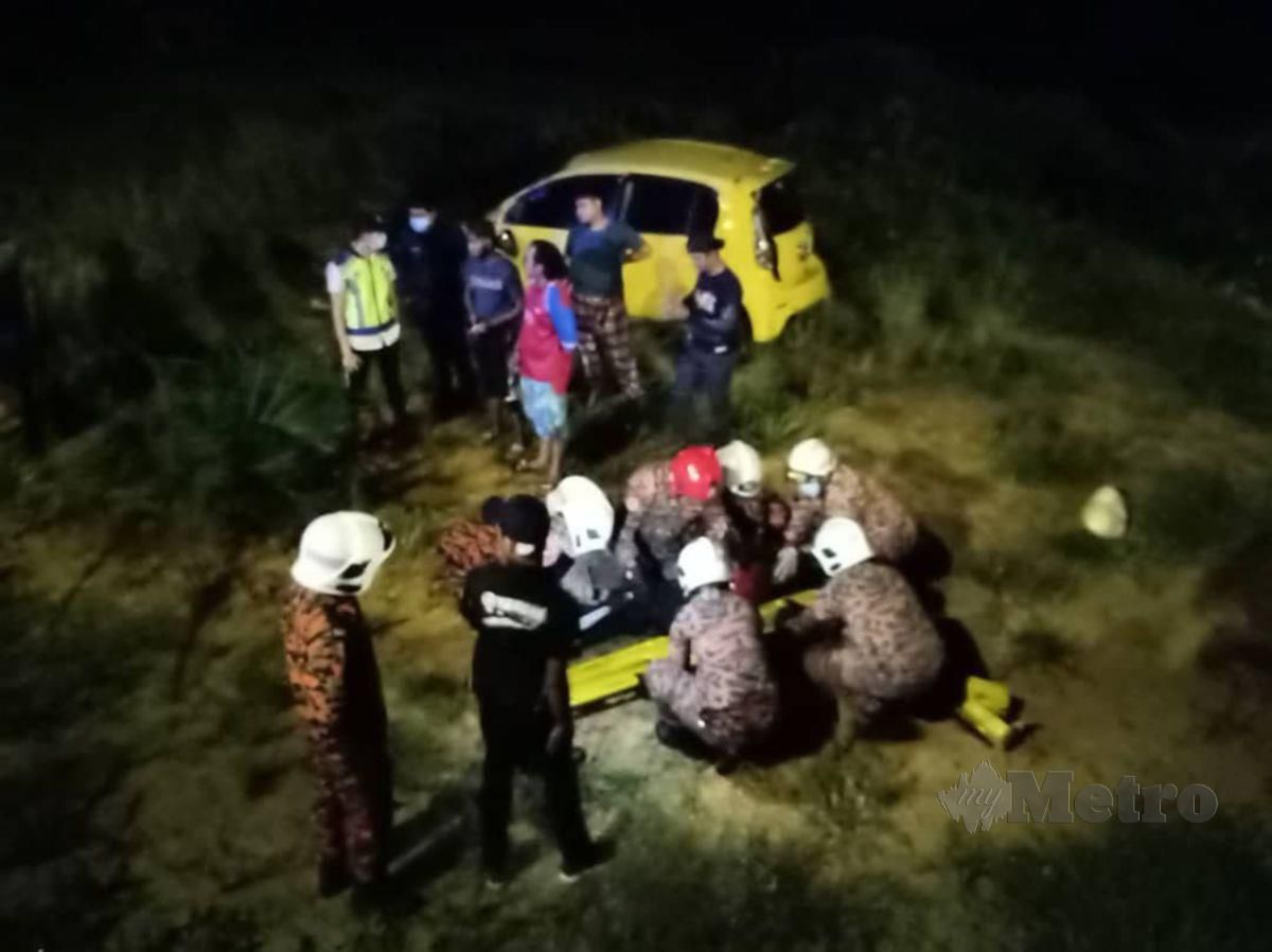 Anggota Pasukan Bomba dan Penyelamat Kluang melakukan kerja-kerja menyelamatkan dua orang lelaki di dalam sebuah kereta Produa MyVi yang terbabas ke dalam gaung di hadapan kawasan Perumahan Rakyat di Kluang Kira-kira jam 12.01 tengah malam tadi. FOTO IHSAN BOMBA