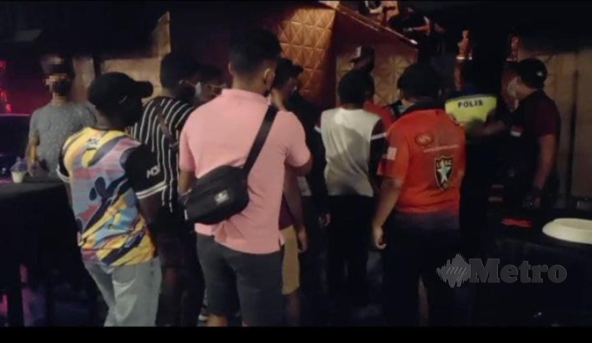 Antara 32 pengunjung premis hiburan yang dikenakan kompaun di sebuah pusat hiburan di Jalan Tun Abdul Razak Susur 1, malam tadi. FOTO OMAR AHMAD