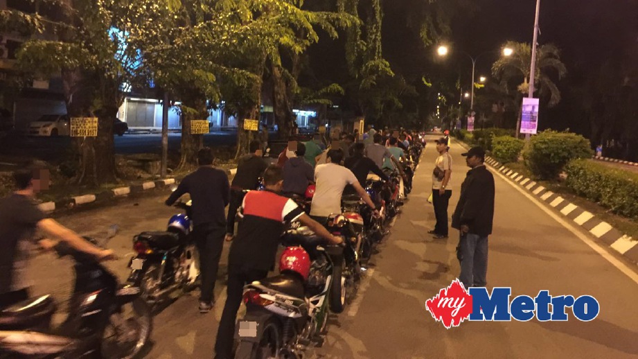 SEMUA tangkapan diarah menolak motosikal masing-masing ke Unit Penguatkuasaan Trafik IPD Ipoh. FOTO Muhammad Apendy Issahak