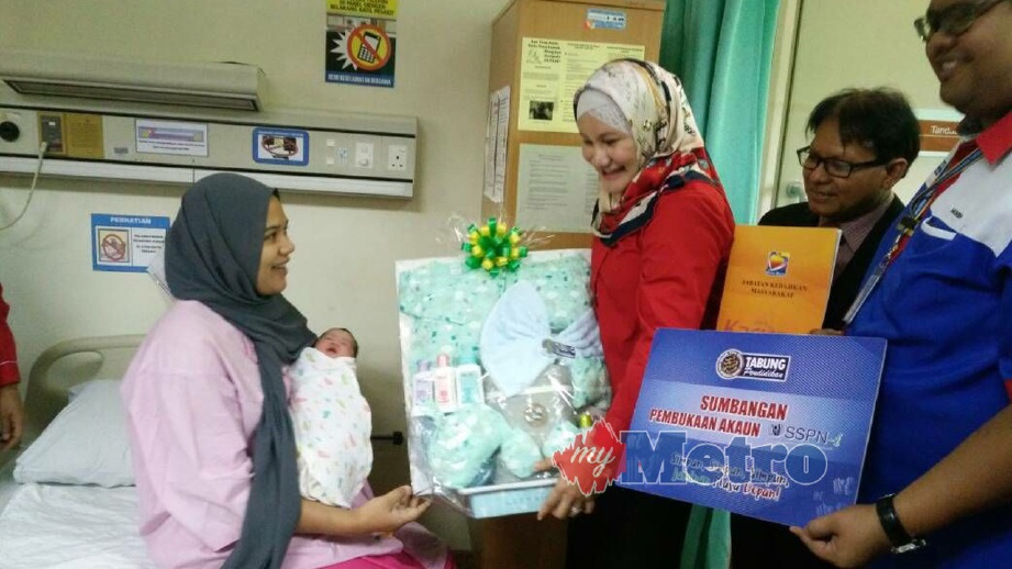 SURAYA menyerahkan sumbangan serta cek contoh SSPN-i kepada Siti Najwa yang melahirkan bayi 5.05 pagi tadi di Hospital Sultanah Bahiyah (HSB). FOTO Noorazura Abdul Rahman