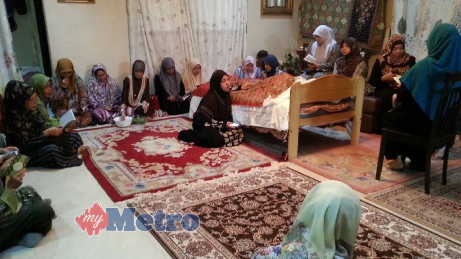 AHLI keluarga dan orang ramai membacakan Yasin di rumah Allahyarham di Tambun. FOTO Balqis Jazimah Zahari