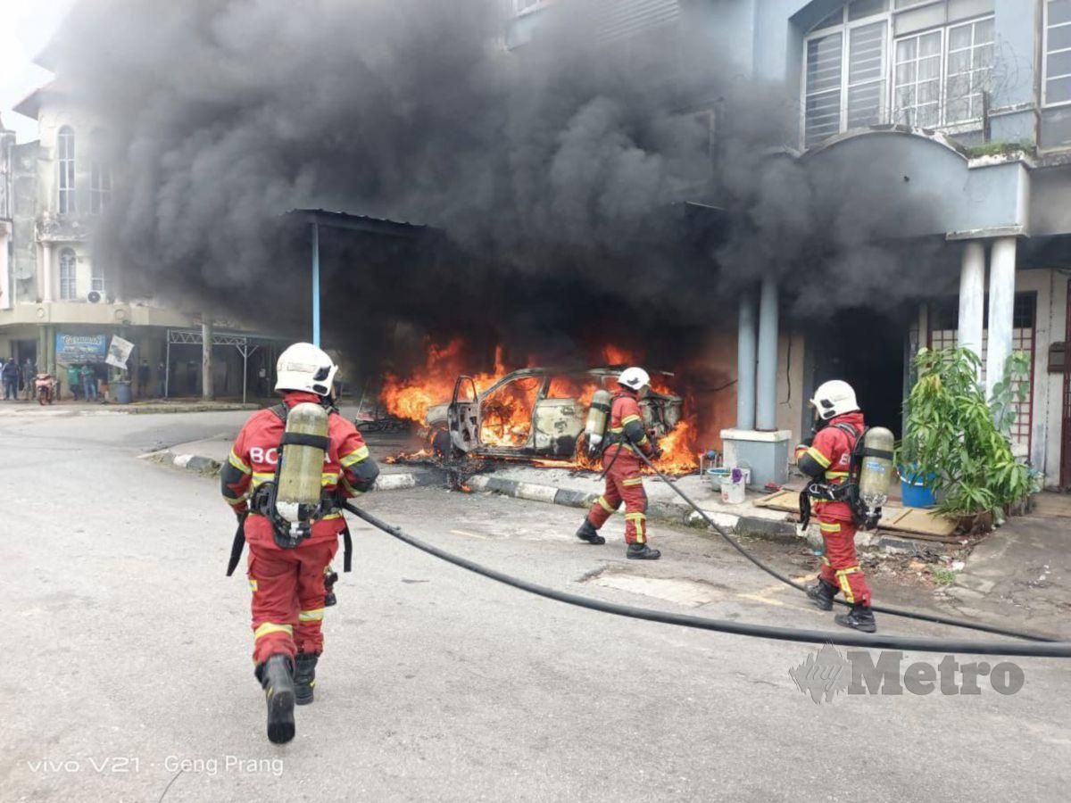 Anggota bomba dari Balai Bomba dan Penyelamat (BBP) Pelabuhan Klang memadamkan kebakaran sebuah kenderaan yang terbakar di sebuah pusat mencuci kenderaan. FOTO IHSAN BOMBA SELANGOR