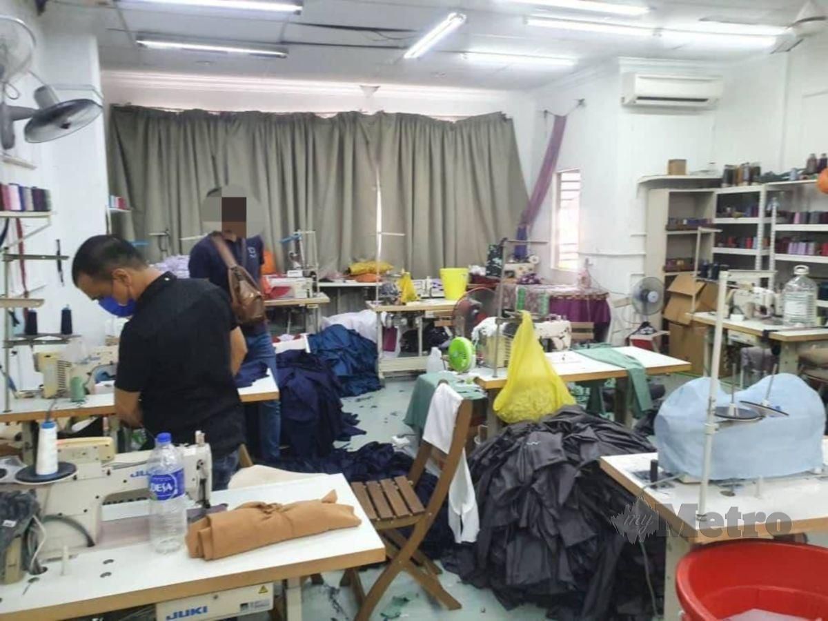 Imigresen menyerbu sebuah pusat perniagaan menjahit pakaian dan menahan 27 warga asing yang bekerja di premis yang beroperasi  di Shah Alam semalam. FOTO Ihsan Imigresen.
