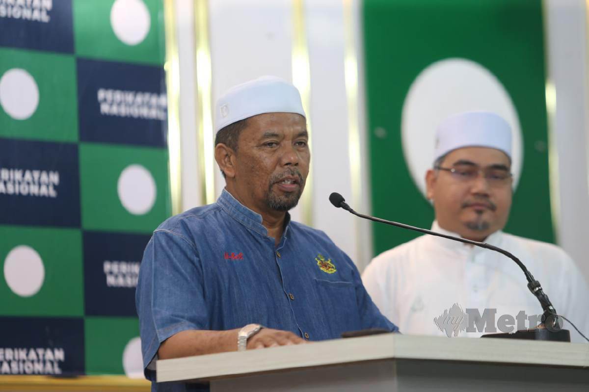 Setiausaha Perhubungan PN Kelantan, Wan Roslan Wan Hamat sidang media di Pejabat Penerangan PAS Kelantan di sini, hari ini. FOTO NIK ABDULLAH NIK OMAR