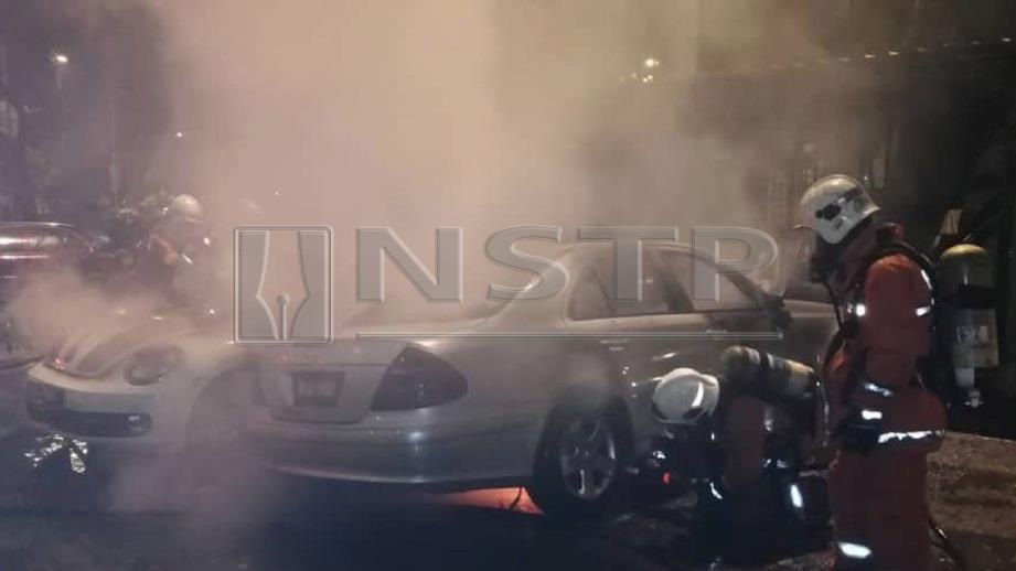DUA kereta musnah dalam kebakaran di Jalan Metro Perdana 5, Taman Usahawan