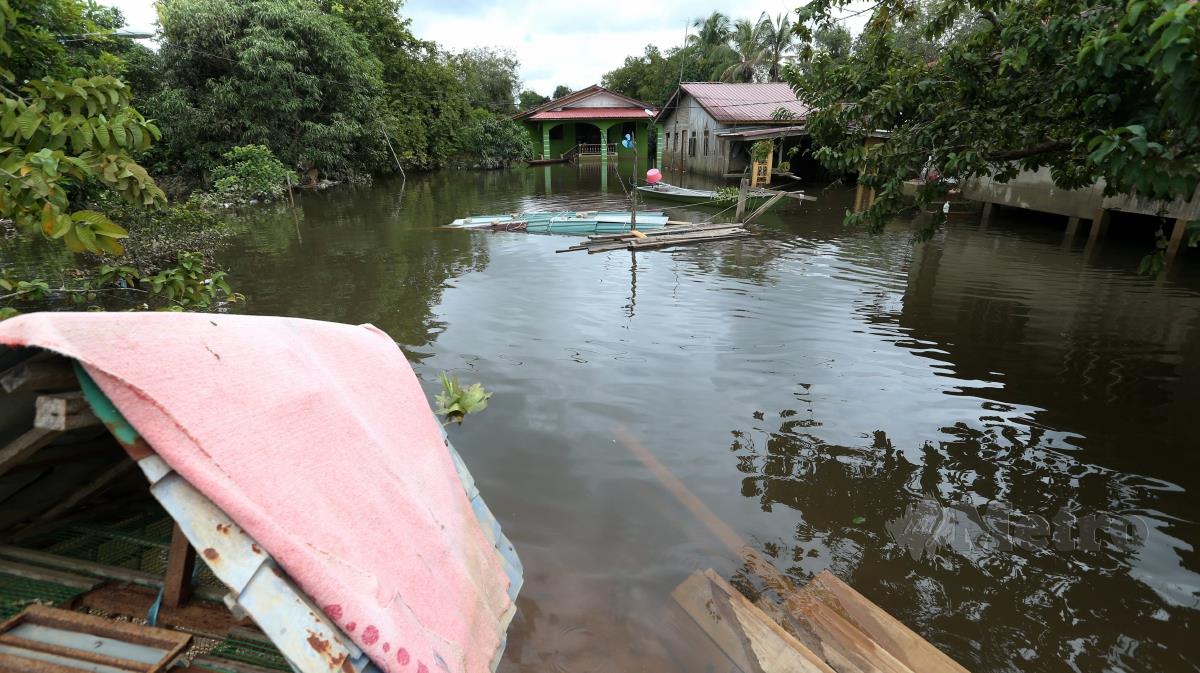 Keadaan banjir di Kampung Tersang. FOTO NIK ABDULLAH NIK OMAR