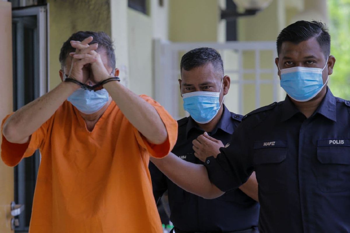 Mahkamah Majistret Selayang menlanjutkan tempoh tahanan reman terhadap seorang pengarah syarikat pembekalan bahan kimia berhubung kejadian pencemaran bau air mentah di Sungai Selangor, hari ini. FOTO Asyraf Hamzah