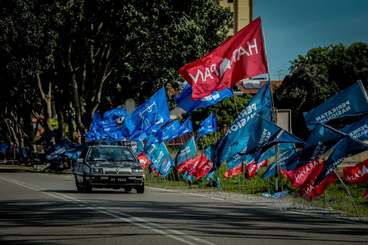 Bendera  parti-parti yang bertanding dalam Pilihan Raya Negeri (PRN) Melaka. FOTO ASYRAF HAMZAH