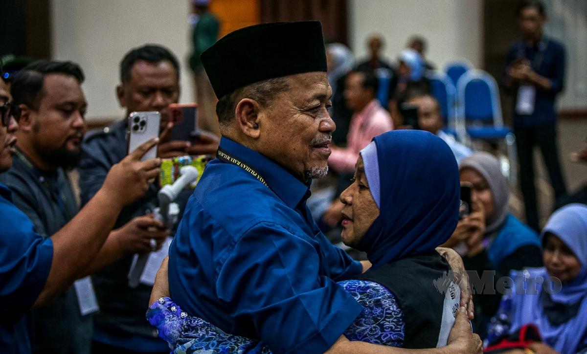 Datuk Seri Shahidan Kassim (PN) dan isteri Datuk Seri Shamsiah Yasin selepas diumumkan memenangi kerusi parlimen Arau di pusat penjumlahan undi di Politeknik Tuanku Syed Sirajuddin, Arau. FOTO LUQMAN HAKIM ZUBIR