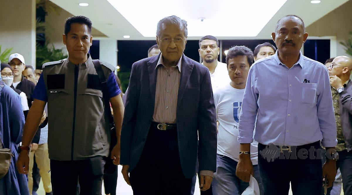Pengerusi Penaja Gerakan Tanah Air (GTA), Tun Dr Mahathir Mohamad tiba di Yayasan Kepimpinan Perdana malam tadi. FOTO BERNAMA