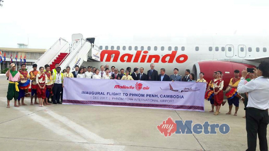 RAJA Sai'di menemani Hasan Malek merasmikan majlis pelancaran penerbangan ke Kemboja. FOTO Norizuan Shamsuddin