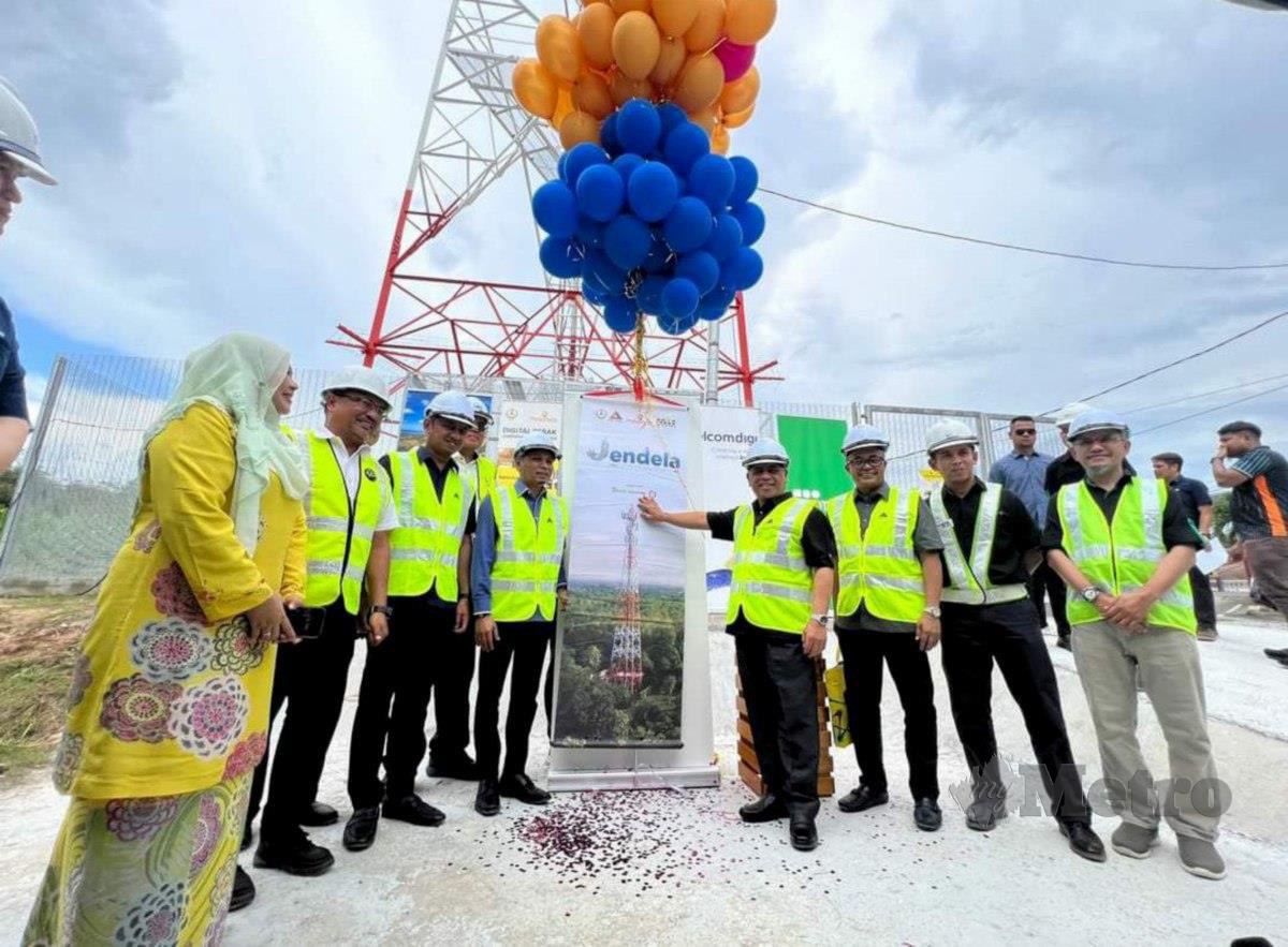 Menteri Besar Perak, Datuk Seri Saarani Mohamad (empat dari kanan) merasmikan Menara Telekomunikasi Kota Tampan pada 8 September lalu. FOTO IHSAN DIGITAL PERAK.