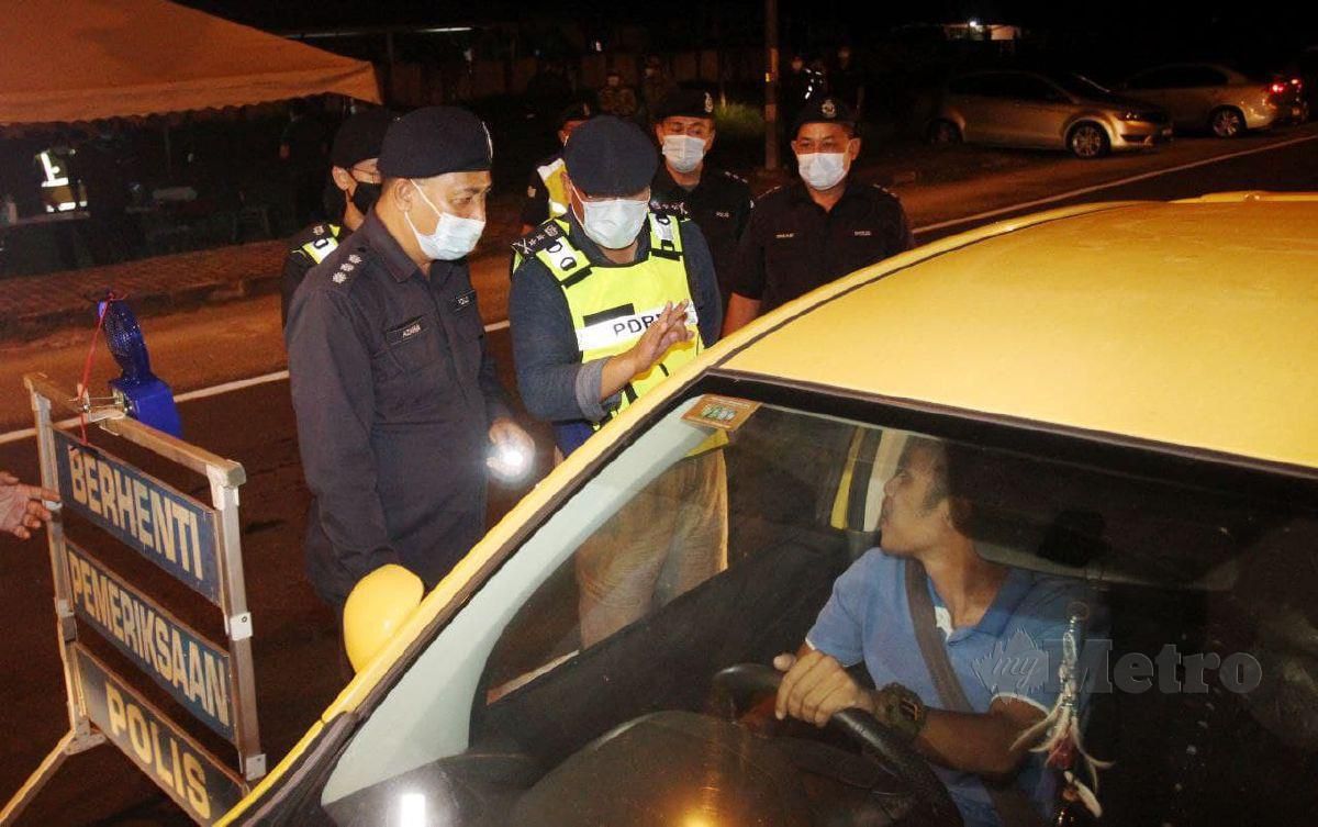 Polis Kelantan melakukan pemeriksaan terhadap pengguna jalan raya yang melalui sekatan jalan raya di Pulai Chondong, Machang susulan pelaksanaan Perintah Kawalan Pergerakan Bersyarat (PKPB) di seluruh negeri Kelantan yang berkuat kuasa hari ini sehingga 6 Disember ini. FOTO NIK ABDULLAH NIK OMAR