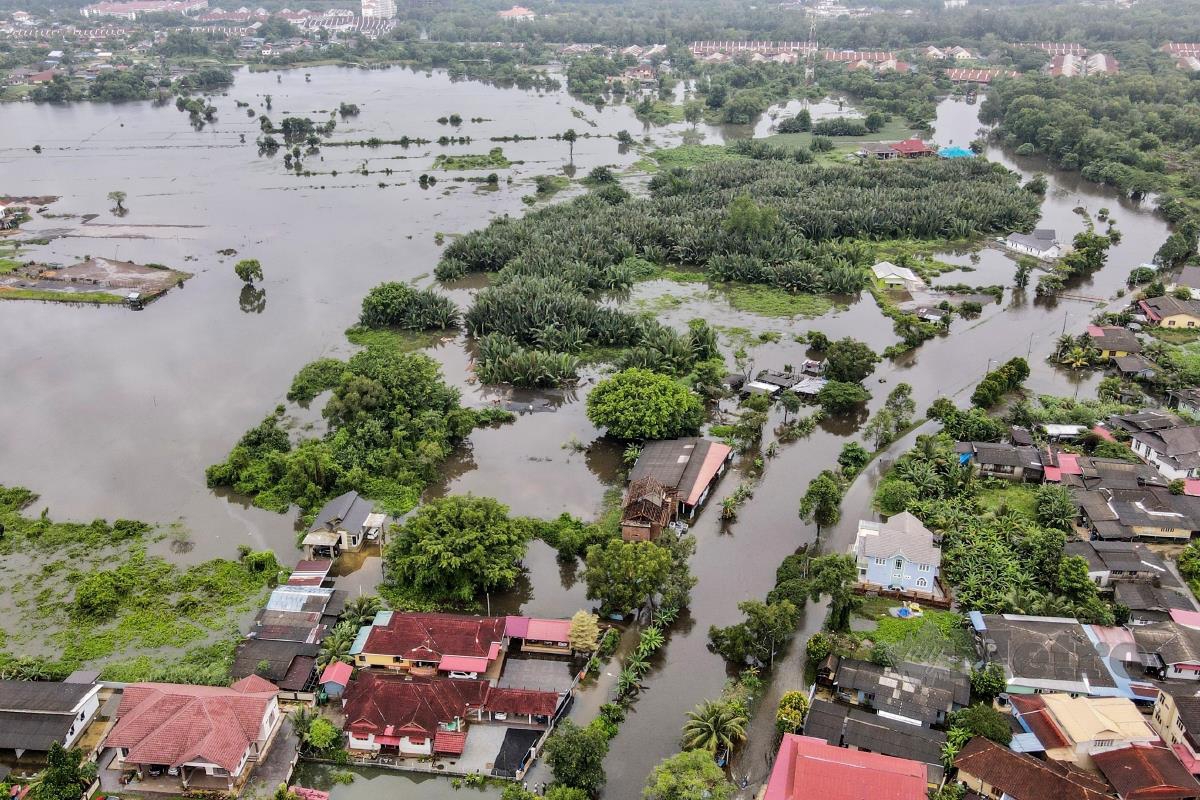 Pemandangan Udara Keadaan kediaman yang dilanda banjir ketika tinjauan di Kampung Gong Tok Nasek. FOTO GHAZALI KORI