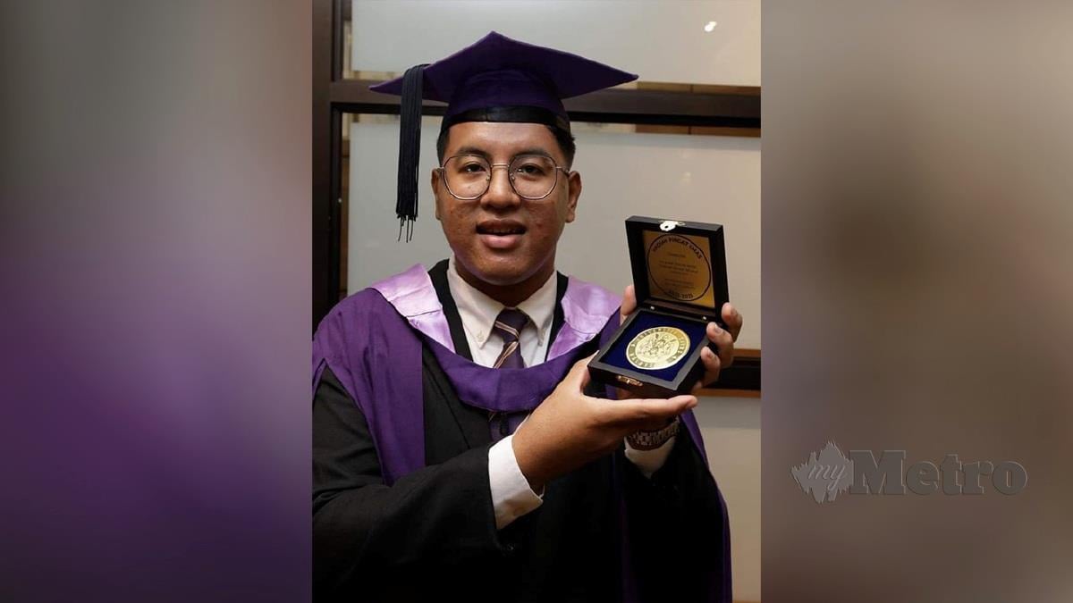 Graduan Ijazah Sarjana Muda Sastera Universiti Sains Malaysia (USM) Muhamad Hafizi Mohd Hanafi, 24, bersama hadiah Pingat Emas Canselor yang diterima ketika Upacara Konvokesyen ke-61 USM, di sini. FOTO IHSAN USM