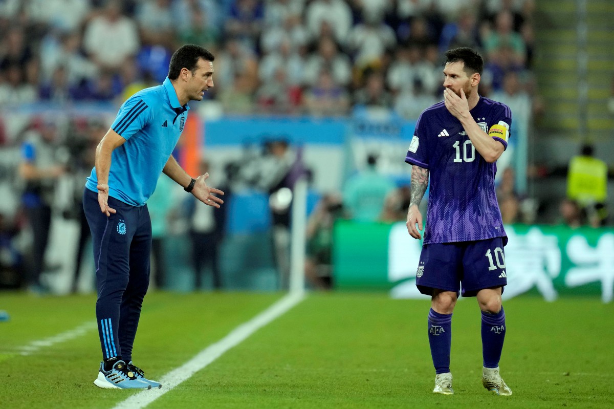 Jurulatih Argentina, Lionel Scaloni memberi arahan kepada Lionel Messi ketika aksi peringkat kumpulan di Piala Dunia. FOTO AP 
