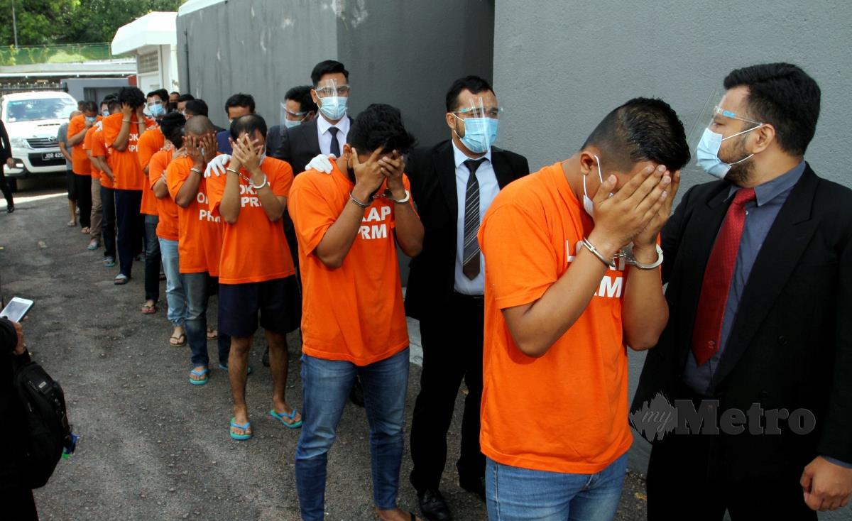 Sebahagian anggota Jabatan Imigresen Malaysia (JIM) keluar dari mahkamah selepas mendapat tahanan reman tujuh hari bermula hari ini bagi membantu siasatan kes pemalsuan cap sempadan negara di Mahkamah Majistret Johor Bahru. FOTO ZAIN AHMED