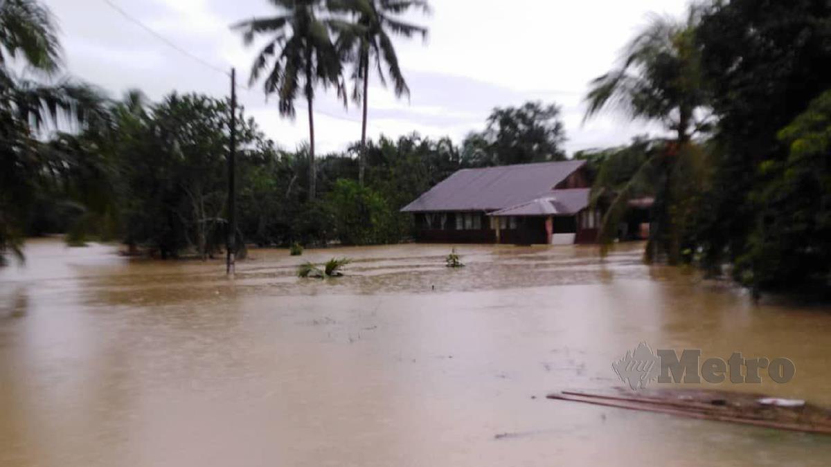 ANTARA kediaman penduduk di Kampung Paya Lebar Batu Anam yang dilanda banjir. FOTO Ahmad Ismail