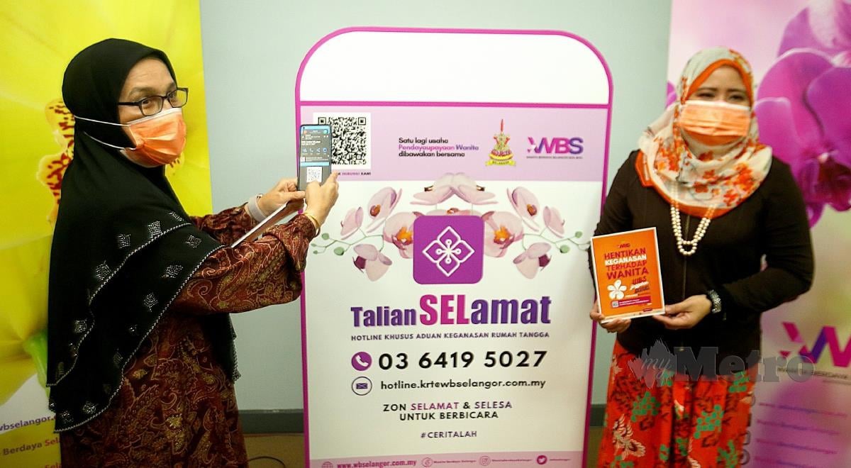 Dr Siti Mariah Mahmud (kiri) diiringi Ketua Pegawai Eksekutif Wanita Berdaya Selangor (WBS), Siti Kamariah Ahmad Subkhi melancarkan Talian Selamat - Hotline Khusus Aduan Keganasan Rumah Tangga di Shah Alam. FOTO FAIZ ANUAR