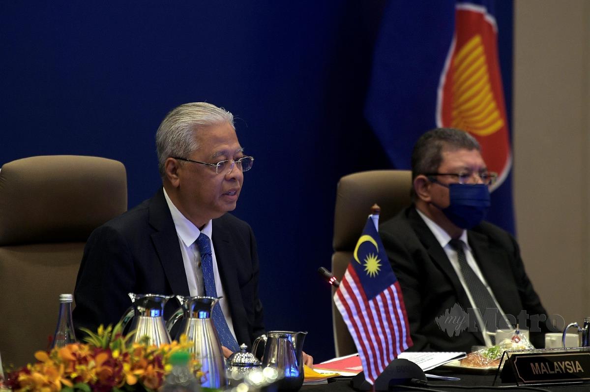 Perdana Menteri Datuk Seri Ismail Sabri Yaakob (kiri) berucap pada Sidang Kemuncak Khas ASEAN-China sempena memperingati ulang tahun ke-30 Hubungan Dialog ASEAN-China menerusi persidangan video, hari ini. Turut hadir  Menteri Luar Datuk Saifuddin Abdullah. FOTO BERNAMA
