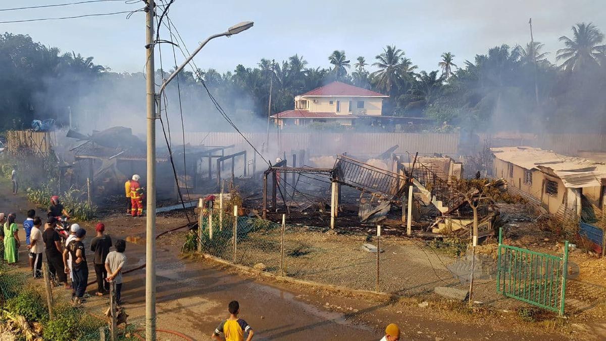 11 rumah di Kampung Kinabutan Besar, di sini, musnah dalam kebakaran, 6.15 pagi tadi. FOTO Abdul Rahemang Taiming.