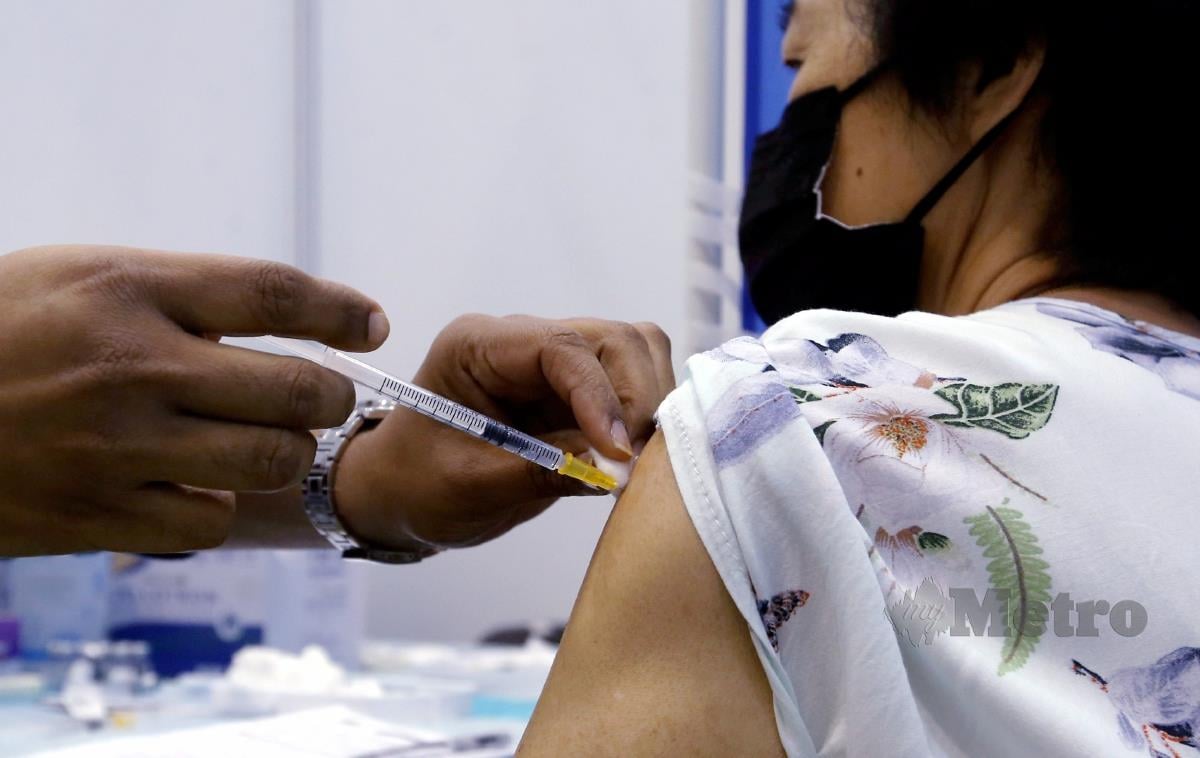 Petugas perubatan memberikan suntikan dos penggalak vaksin Covid-19 Pfizer kepada penerima. FOTO DANIAL SAAD