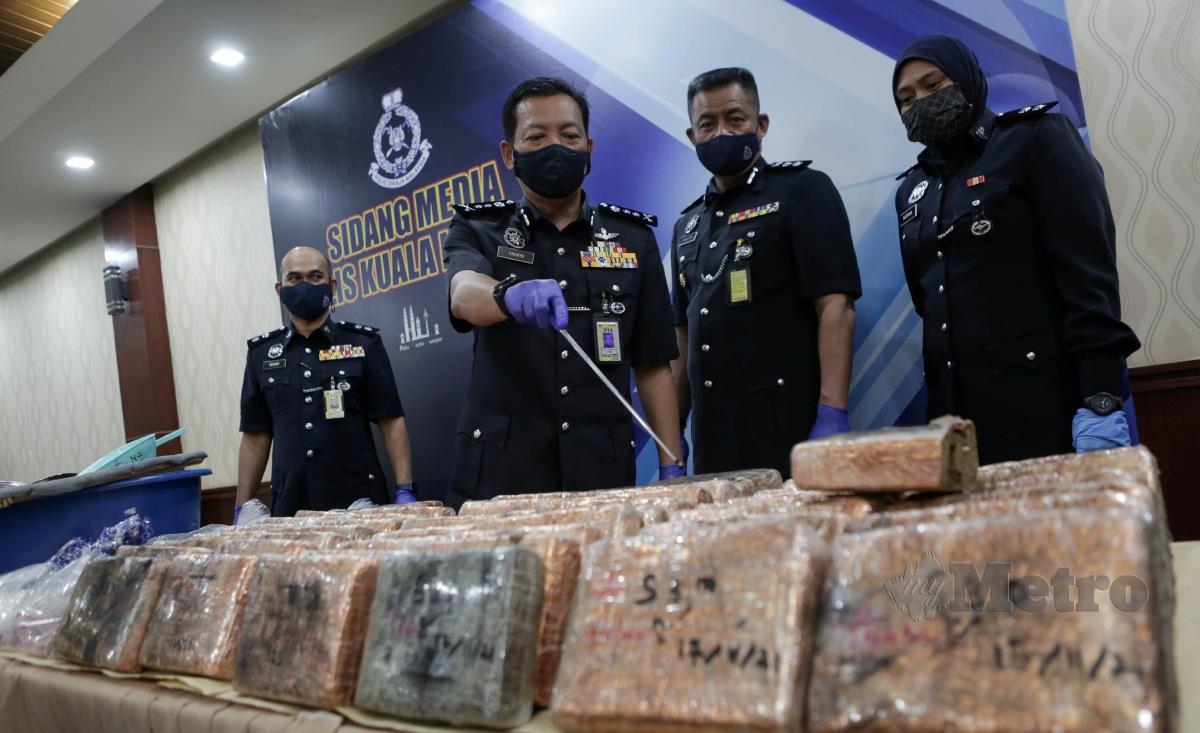 DCP Datuk Yahaya Othman bersama pegawainya menunjukkan rampasan sindiket memproses dadah jenis Heroin, Syabu dan Ganja sekitar Kuala Lumpur pada sidang media di IPK Kuala Lumpur. FOTO HAZREEN MOHAMAD