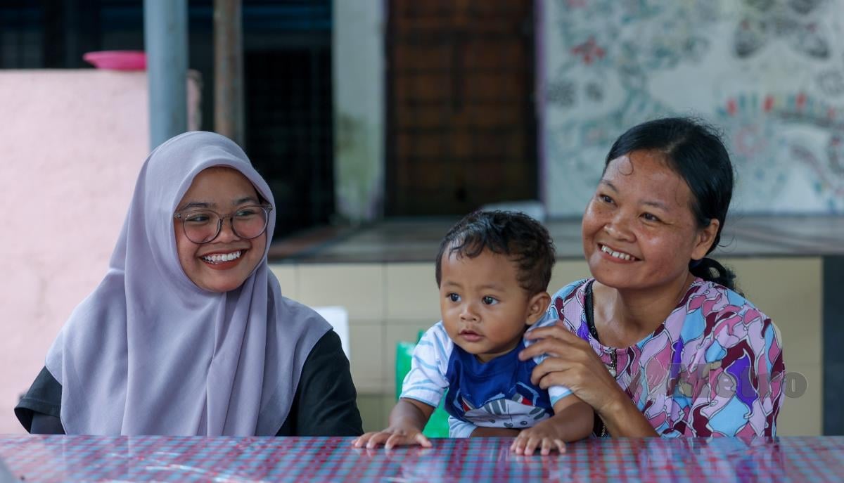 Roselita Ludin, 20 (kiri) bersama Ibunya, Rohaida Alang Bayan, 44 pada temubual dua mualaf Orang Asli mengenai kisahnya masuk Islam dan masih tinggal bersama keluarga beragama asal di surau Hidayah Orang Asli Gombak. FOTO ASWADI ALIAS