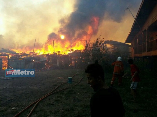KEBAKARAN memusnahkan 20 rumah. FOTO ihsan bomba