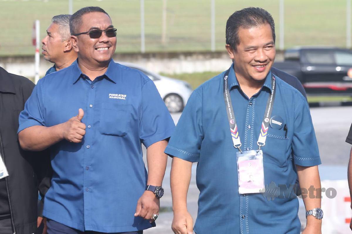 Calon Perikatan Nasional (PN), Datuk Azman Nasrudin (kanan) tiba di Pusat Penamaan Calon (PPC) Parlimen Padang Serai di Dewan Kompleks Sukan Kulim Hi-Tech, Kulim. FOTO DANIAL SAAD