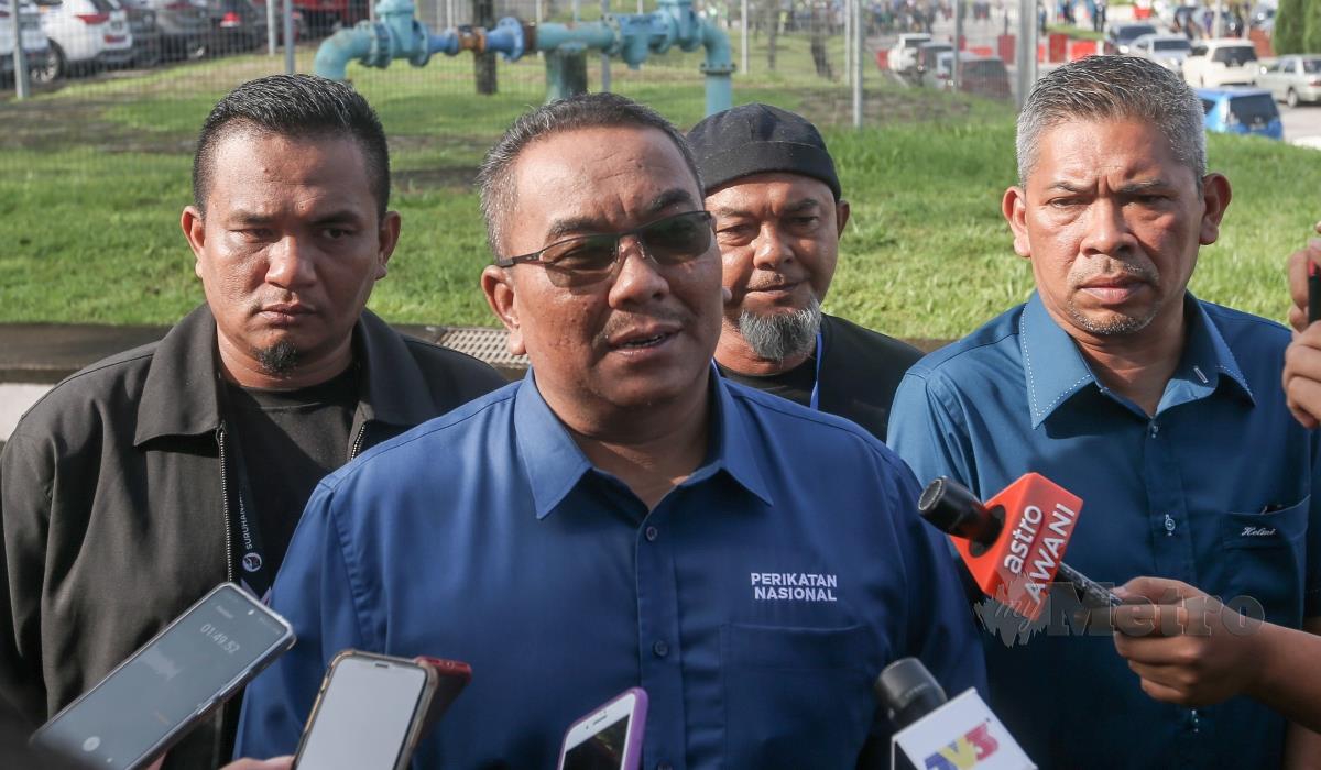 Pengerusi Perikatan Nasional (PN), Datuk Seri Muhammad Sanusi Md Nor (tengah) ditemui media di luar  Pusat Penamaan Calon (PPC) Parlimen Padang Serai di Dewan Kompleks Sukan Kulim Hi-Tech, Kulim. FOTO Danial saad