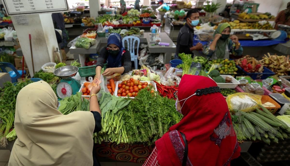 Tinjauan  harga sayur di Pasar berek 12, Kota Bharu. FOTO NIK ABDULLAH NIK OMAR