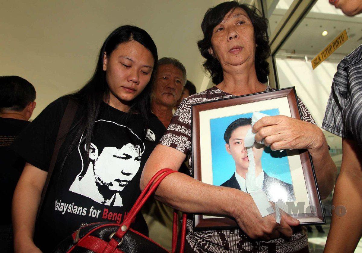 Ibu Teoh Beng Hock, Teng Suw Hoi (kanan) dan adiknya, Teoh Lee Lan hadir bagi mendengar inkues di Mahkamah Shah Alam, Selangor pada Januari 2011. FOTO ARKIB NSTP