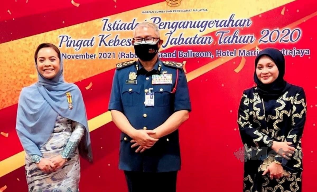 Darling Ngasri (kiri) dan Anne Ngasri (kanan) bersama Ketua Pengarah Jabatan Bomba dan Penyelamat, Datuk Seri Mohammad Hamdan Wahid