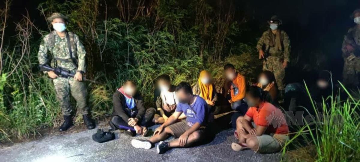 Seramai 14 pendatang asing tanpa izin (PATI) warga Indonesia ditahan selepas dipercayai cuba memasuki ke negara ini, dalam serbuan di Teluk Punggai, Kota Tinggi. FOTO IHSAN APMM