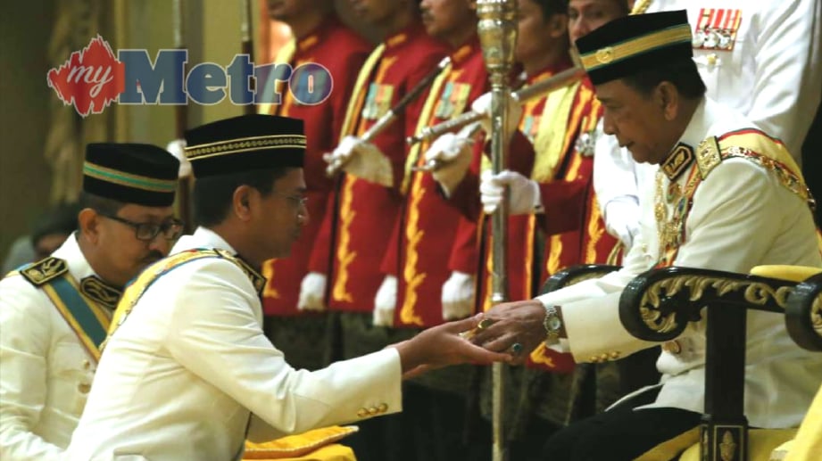 SULTAN Kedah, Sultan Sallehuddin Sultan Badlishah menganugerahkan keris pemasyhuran Raja Muda Kedah kepada Tengku Sarafudin Sultan Sallehuddin di Balai Penghadapan, Istana Anak Bukit. FOTO Amran Hamid