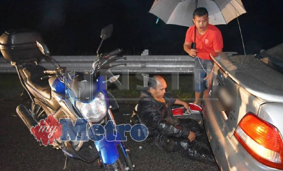 PENUNGGANG motosikal Aziz Ismail, 57, patah kaki dan paha kirinya selepas motosikal yang ditungganinya dilanggar van yang berhenti secara tiba-tiba untuk menyaksikan kemalangan maut di Kilometer 336.3, Lebuh Raya Pantai Timur 2 (LPT2 ) dekat Paka,  malam tadi. FOTO Rosli Ilham