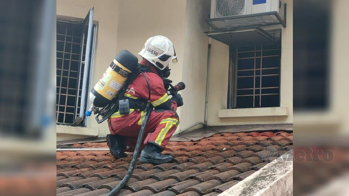 ANGGOTA bomba memadamkan kebakaran sebuah rumah teres dua tingkat di Jalan SM9 Sunway Batu Caves, Selayang, hari ini. 