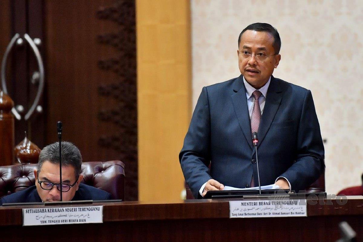 Menteri Besar Terengganu, Datuk Seri Dr Ahmad Samsuri Mokhtar ketika menjawab soalan lisan pada Mesyuarat Kedua Penggal Pertama Dewan Undangan Negeri ke-15 (Bajet) di Wisma Darul Iman di sini. FOTO FAIZUL AZLAN RAZAK