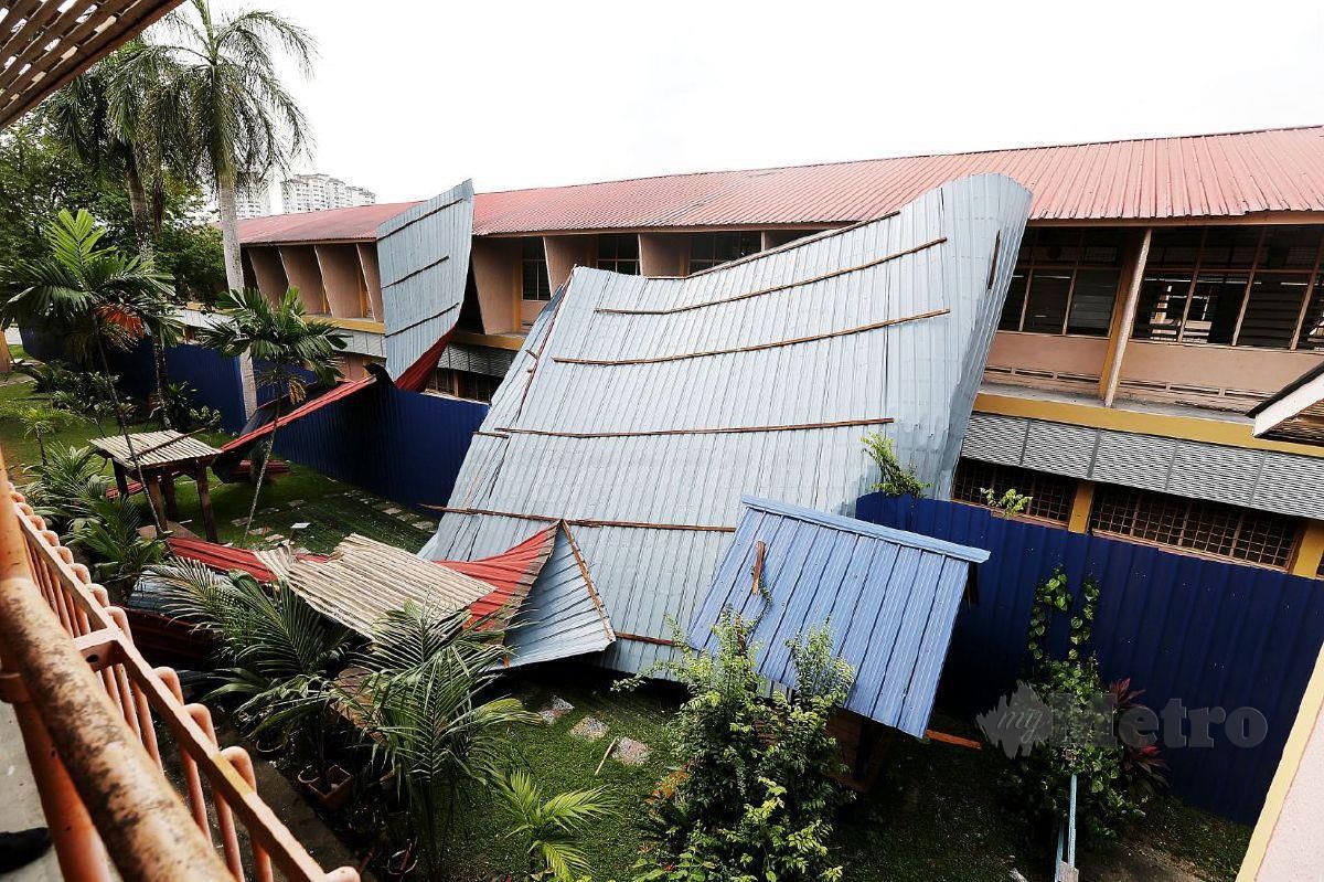 Keadaan bumbung SMK Datok Lokman Desa Pandan  yang rosak akibat ribut. FOTO SAIFULLIZAN TAMADI